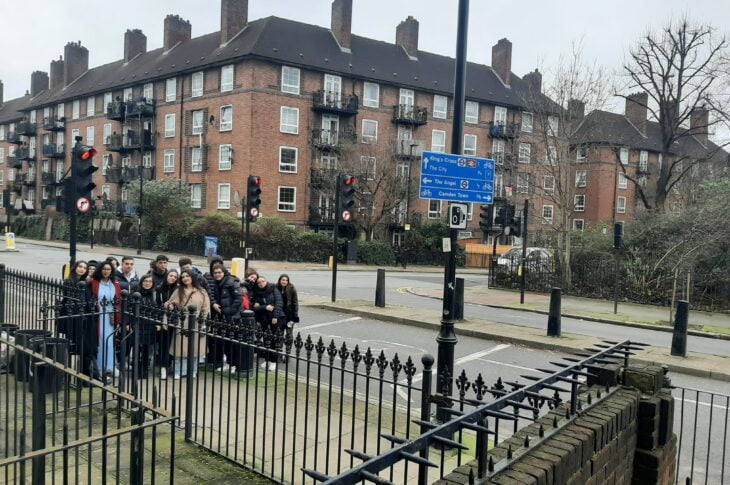 ‘Young Actors Theatre’ sotto il tipico cielo, e la tipica pioggia, di Londra.