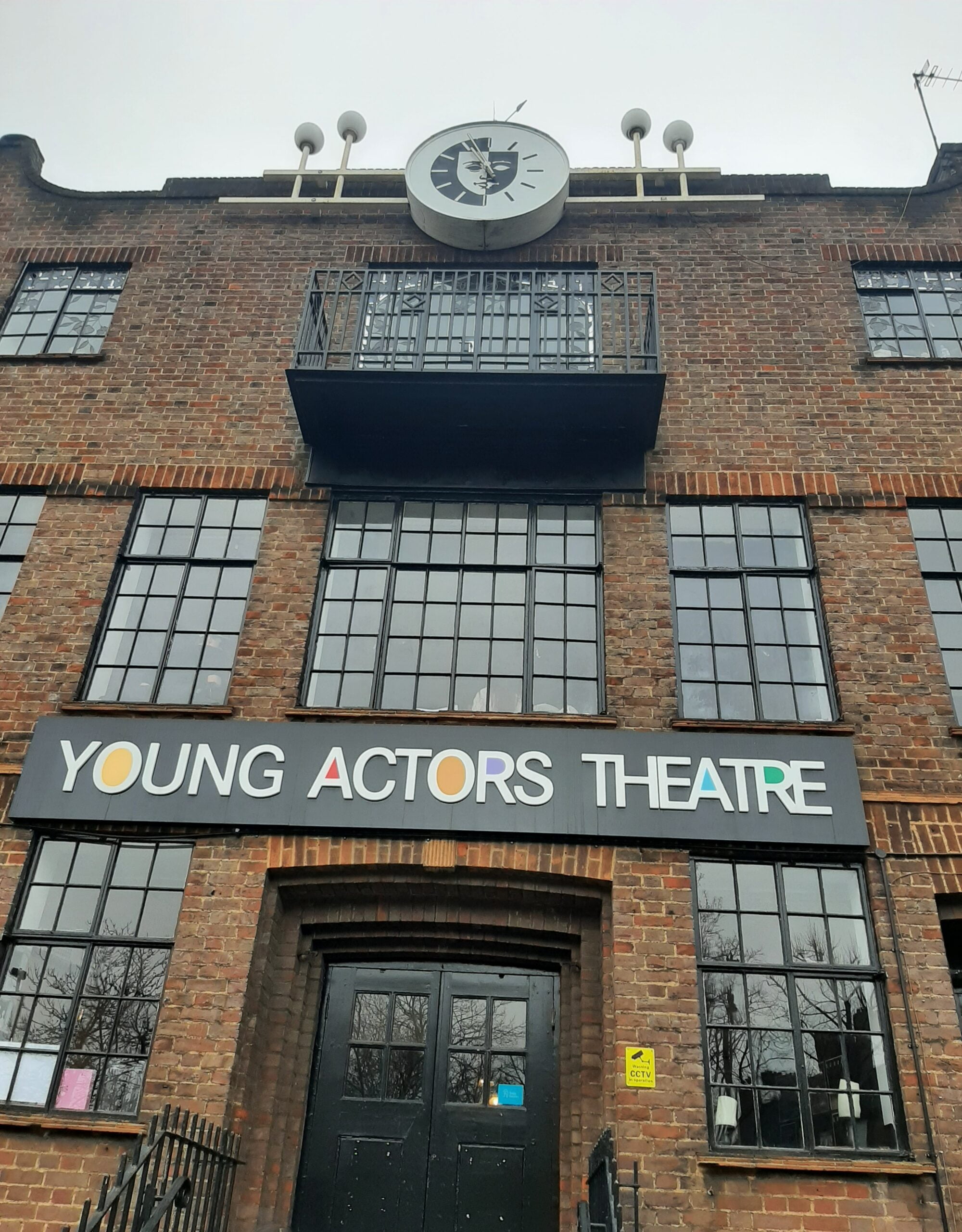 ‘Young Actors Theatre’ sotto il tipico cielo, e la tipica pioggia, di Londra.