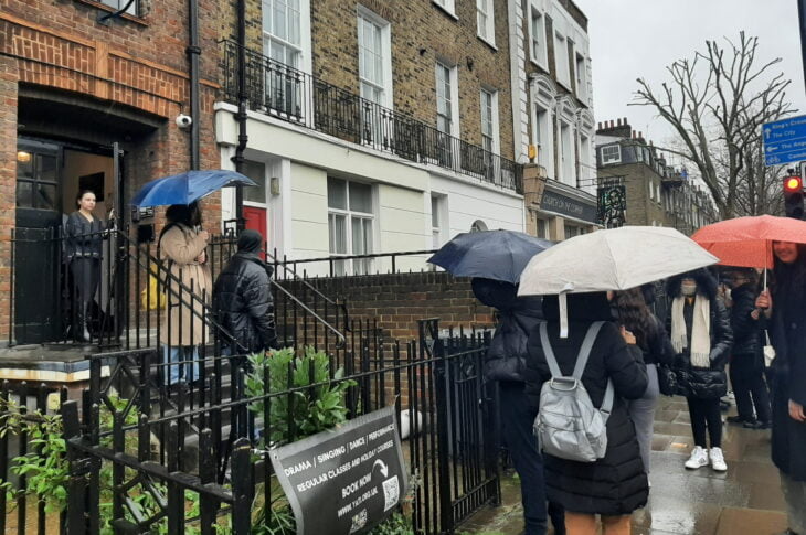 ‘Young Actors Theatre’ sotto il tipico cielo, e la tipica pioggia, di Londra.