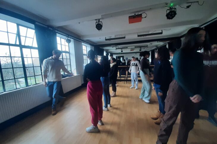 A lezione con Teddy, drama teacher