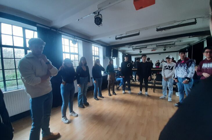 A lezione con Teddy, drama teacher